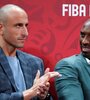 Ginóbili junto al estadounidense Kobe Bryant observando la semifinal entre Argentina y Francia en China 2019. (Fuente: AFP)