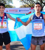 Arbe (derecha) posa con su coterráneo Eulalio Muñóz tras finalizar la Maratón de Buenos Aires. (Fuente: Télam)