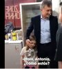 Macri junto con su hija Antonia, saluda a los dueños de la pizzería de Escobar, hace una año atrás.  (Fuente: Captura de pantalla)