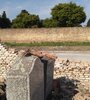 Los agresores rompieron monumentos y robaron placas de bronce de las lápidas. (Fuente: Télam)