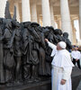  Francisco inauguró la escultura “Angeles inadvertidos” que representa un grupo de migrantes de distintas culturas.  (Fuente: EFE)