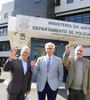 Baltasar Garzón (cent) junto a los exministros Tarso Genro y Paulo Vannuchi. (Fuente: EFE)