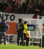 Lisandro López espera mientras el árbitro atiende el VAR, protagonista del River-Boca. (Fuente: Alejandro Leiva)