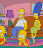 Los Simpson reunidos ante la televisión