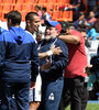 Maradona -con visera venezolana- y Ayala se saludan. El paraguayo metió dos golazos de tiro libre, algo que estuvo practicando junto al DT en la semana. (Fuente: Télam)