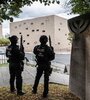 Policías alemanes montan guardia frente a la sinagoga de Halle después del ataque. (Fuente: AFP)