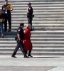 Fonda, llevada por un oficial, con la smanos atadas, durante la protesta en Washington.  (Fuente: Captura de pantalla)