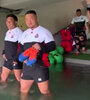 El plantel japonés, sumergiéndose en una de las instalaciones inundadas para entrenar. (Fuente: Twitter)