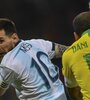 Messi lucha con Dani Alves durante la semifinal de la última Copa América, que terminó 2-0 en favor de Brasil. (Fuente: AFP)