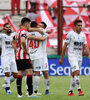 Gervasio Núñez (40) recibe el saludo de sus compañeros por el golazo. (Fuente: Fotobaires)