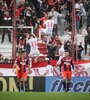 Festejo de Huracán; lamento de San Lorenzo con el 2-0 final. (Fuente: Télam)