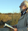 Miguel Angel Federik lee un poema frente al río Gualeguay