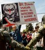 Un manifestante desafía a la represión olicial ayer en el centro de Santiago. (Fuente: AFP)