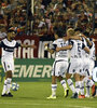 Todo Gimnasia festeja el triunfazo en Rosario ante Newell's Old Boys. (Fuente: Fotobaires)