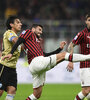 Musacchio pelea la pelota. Ganó el Milan. (Fuente: AFP)