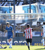 Mateo Retegui y Gastón Fernández se funden en un abrazo, luego del gol. (Fuente: Fotobaires)