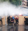 Resistiendo los chorros de los camiones hidrantes en las calles de Santiago. (Fuente: EFE)