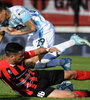 Abero va fuerte ante Reniero. Racing Club no pudo con Patronato e igualó 1-1. (Fuente: Fotobaires)