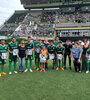 El plantel de Ferro posa con las fotos de los socios desaparacidos. (Fuente: Prensa Ferro)