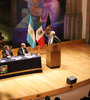 El presidente electo Alberto Fernández frente a estudiantes de la UNAM.