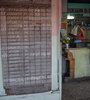 En este local de La Habana se ve la lista de productos de racionamiento.   (Fuente: AFP)