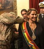 Un militar le coloca la banda presidencial a Añez,  autoproclamada presidenta sin quórum en el Congreso boliviano. (Fuente: EFE)