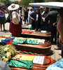 En Cochabamba, ciudadanos rodean los féretros de los muertos en la represión de Sacaba. (Fuente: AFP)