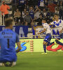 Almada festeja el primer gol de Vélez Sarsfield. (Fuente: NA)