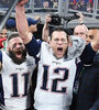 Tom Brady, junto con el receptor Julian Edelman, en el festejo del Superbowl del año pasado. (Fuente: AFP)