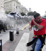 La Policía reprimió con gases lacrimógenos a los manifestantes que intentaban instalar carpas. (Fuente: Alejandro Leiva)