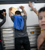 Migrantes requisados y detenidos por la patrulla fronteriza estadounidense en Los Ebanos, Texas. (Fuente: AFP)