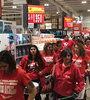 Empleados protestan y exigen aumentos salariales en un Walmart chileno.