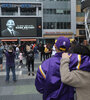 Los fanáticos de Los Lakers lloran a Kobe Bryant en las afueras del Staples Center. (Fuente: EFE)