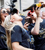 Megan Rapinoe, botella en mano, festeja la obtención del Campeonato Mundial ya en Nueva York. (Fuente: EFE)
