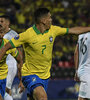 Paulinho, de 19 años, festeja el 1-0 que abrió el camino a la goleada de Brasil en Bucaramanga. (Fuente: AFP)