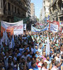 En Córdoba y Corrientes, la manifestación colmó la calle.  (Fuente: Gentileza Sofía Alberti, CTA-A)