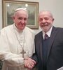 El papa y Lula se dan la ma no durante la visita al Vaticano del ex presidente de Brasil. (Fuente: EFE)