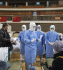 El personal de salud atiende a los pacientes en el nuevo hospital de Wuhan. (Fuente: EFE)