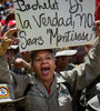 Ua integrante de la milicia bolivariana sostiene un cartel criticando a Bachelet en la marcha de hoy en Caracas (Fuente: AFP)