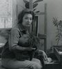 Remedios Varo en su estuidio con su gato Pituso y en el fondo el óleo Despedida. ca. 1957-58, por Kati Horna (Fuente: Kati Horna)