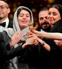 El equipo de la película iraní festeja el Oso de Oro en el Berlinale Palast.  (Fuente: AFP)