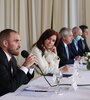 El ministro Martín Guzmán, junto a la vicepresidenta CFK, el presidente Fernández, el jefe de CABA Larreta y el diputado Massa. (Fuente: AFP)