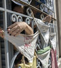 Nora Pastorini, de HIJOS y su hija Lua colgaron pañuelos en la ventana. (Fuente: Andres Macera)