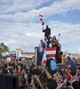 El rapero René Pérez se dirige a la multitud reunida ayer en San Juan para exigir la renuncia de Roselló. (Fuente: AFP)