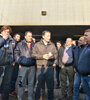 El intendente Fernando Gray junto a los trabajadores de la línea 165.