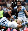 Matías Moroni y el tackle. Los Pumas no pudieron dar el golpe ante los All Blacks. (Fuente: Twitter AllBlacks)