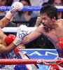 Pacquiao en uno de sus ataques sobre el estadounidense Keith Thurman.