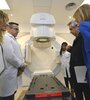 Rocío García, Alberto Fernández y Alicia Kirchner durante una visita al Cemnpa.