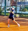 Drive con barbijo, la tendencia en el Corrientes Tennis Club. (Fuente: NA)