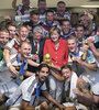 Merkel, en el vestuario del Maracaná, junto a los flamantes campeones del mundo en 2014. (Fuente: AFP)